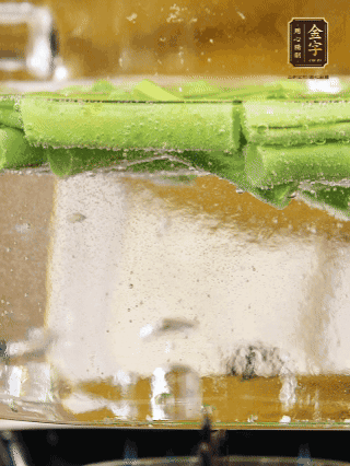 豆角切成段，加油焯水1分鐘