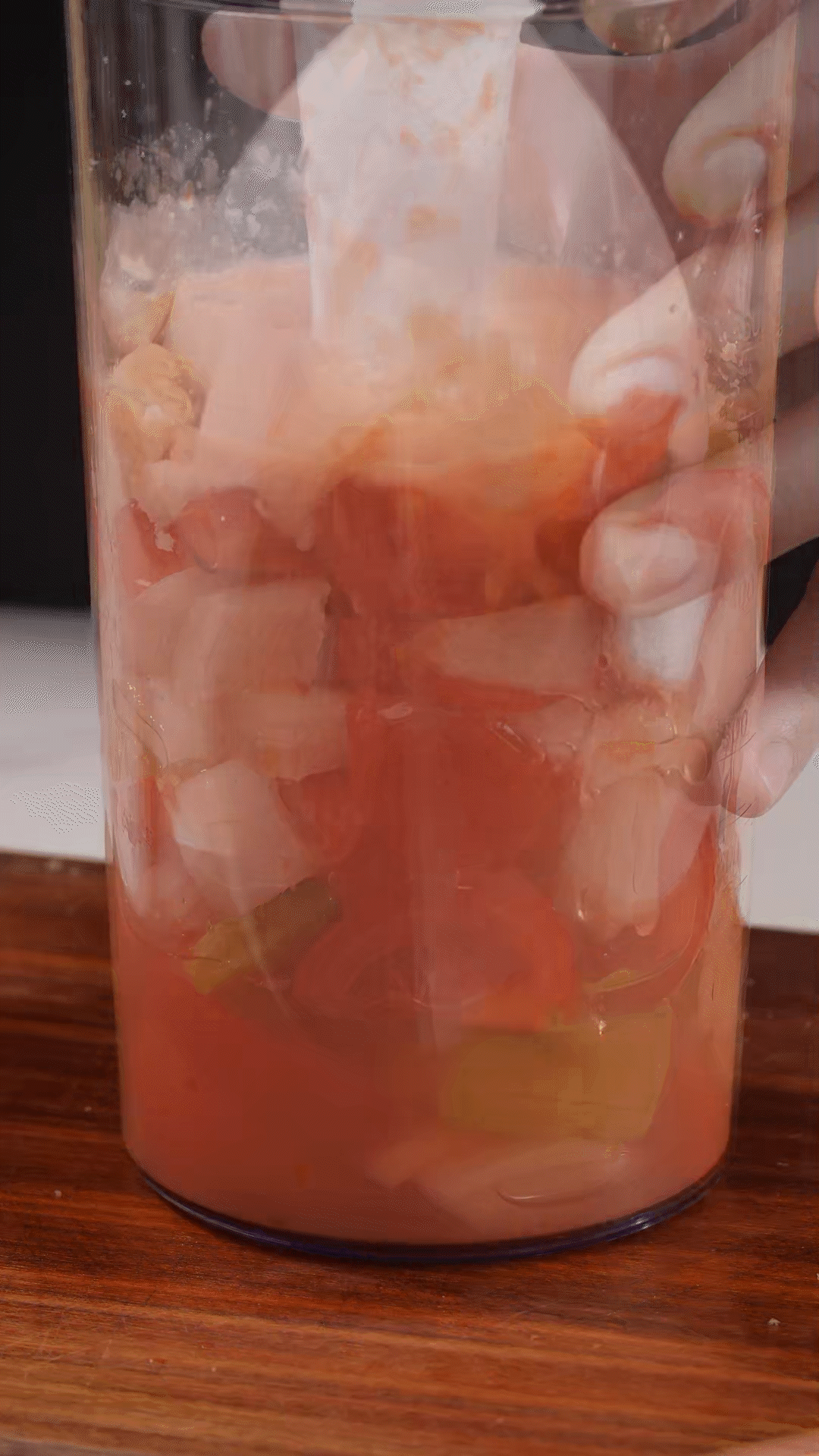 加入水、橄欖油、蘋(píng)果醋