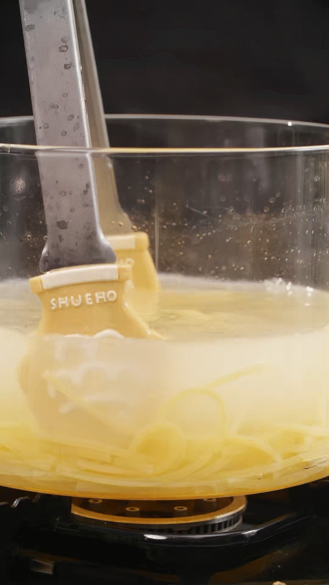 將意面煮熟，到自己喜歡的熟度。撈出過冷水，瀝干
