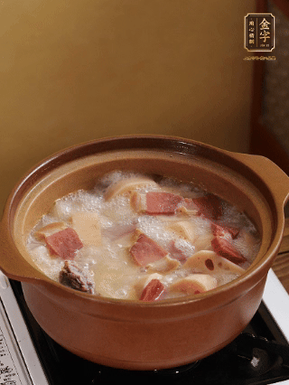 豬油潤(rùn)鍋，豬骨、姜片煸出油脂香，再依次下開水、蓮藕、火腿，大火燒開