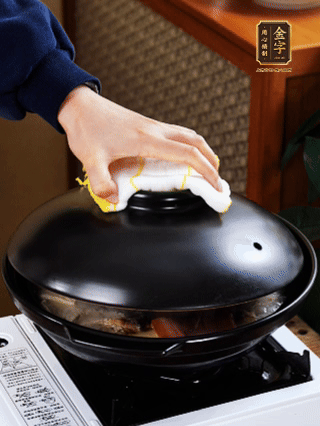 大火燒開(kāi)，大火煮10~15分鐘。放入切好的豆腐，再煮5分鐘